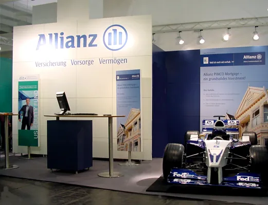 Allianz Messestand mit ausgestelltem Formel-1-Rennwagen